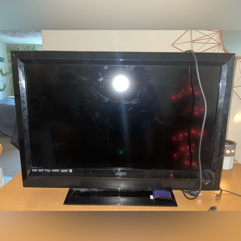 VIZIO TV 31x20 inch